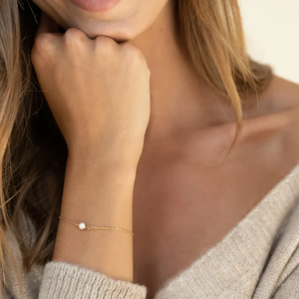 Women's pearly shell bracelet